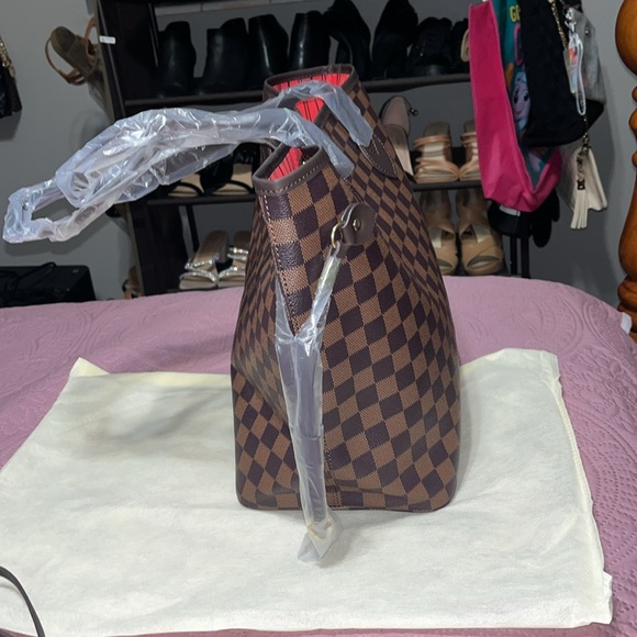 Brown tote bag with wristlet - Picture 3 of 9